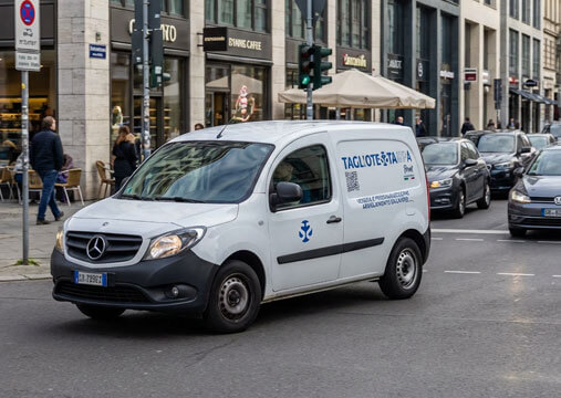 Il furgone di TaglioTesStampa in città per consegnare i prodotti creati