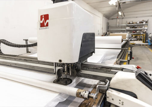 Macchinario che taglia i tessuti per essere poi mandati all'applicazione della stampa
