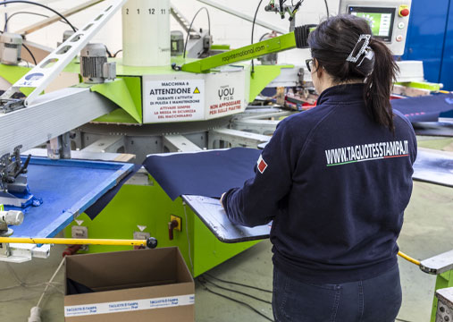 Produzione di abbigliamento con sublimazione su tessuto tecnico